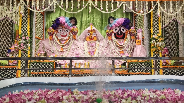 2100 कमल पुष्पों से सजा श्रीजगन्नाथ जी का सिंहासन, इस्कॉन मंदिर में आयोजित किया कमल तलाई मनोरथ