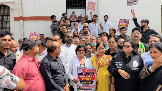 मुख्य निर्वाचन आयुक्त के खिलाफ कांग्रेस का प्रदर्शन, काले कपड़ों में पहुंचीं महिला कांग्रेस की राष्ट्रीय सचिव